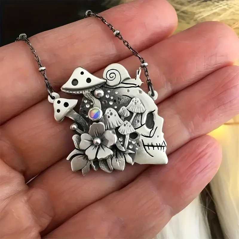 Creative Skeleton Mushro Flower Necklace Gothic Style Snail Pendant Vintage Jewelry Accessories Gifts for Women and Men W250712