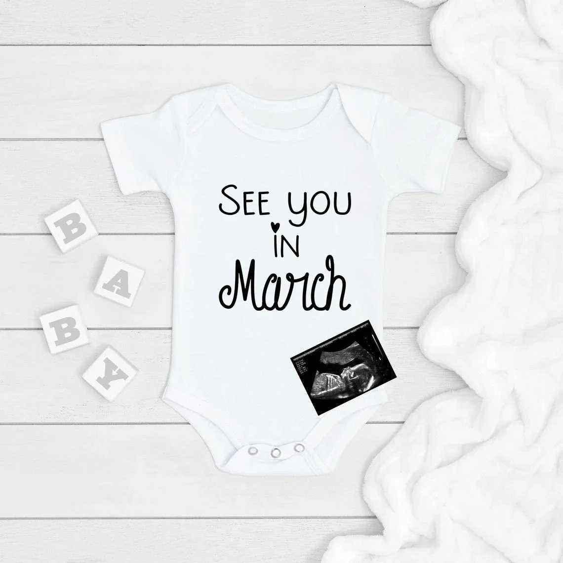 See You in January 2025 Baby Pregnancy Announcement Newborn Baby Bodysuit Clothes Funny Cute Toddler Infant Jumpsuits Outfits Z250712