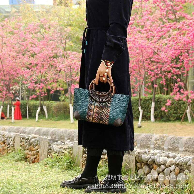 New style female Thailand rattan straw woven leisure vacation handbag small bag