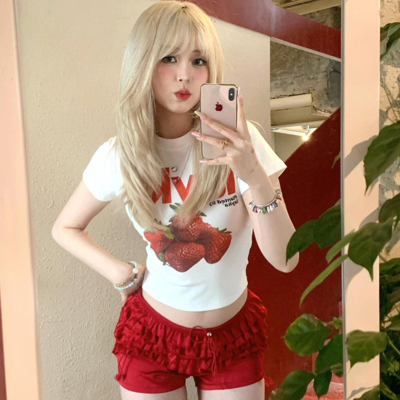 Summer new fashionable American style spicy girl pleated women's shorts, summer design sense, niche low waist slim fit pants, new designer pants