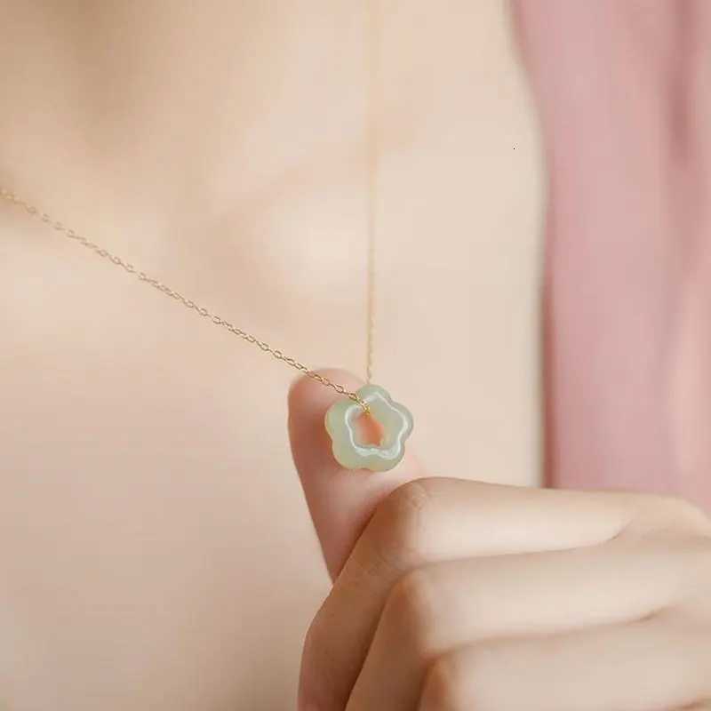 Summer Fashion Jade Plum Bloss Necklace For Women Vintage Pendant Clavicle Chain Pendant Birthday Party Wedding Gift W250712