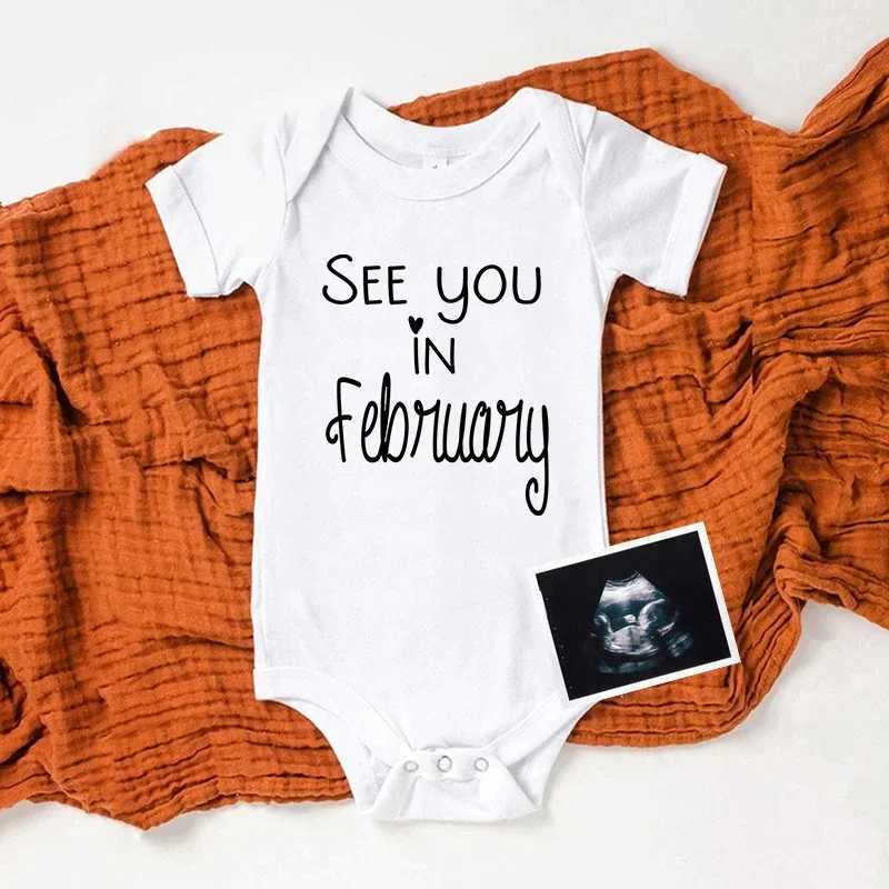 See You in January 2025 Baby Pregnancy Announcement Newborn Baby Bodysuit Clothes Funny Cute Toddler Infant Jumpsuits Outfits Z250712