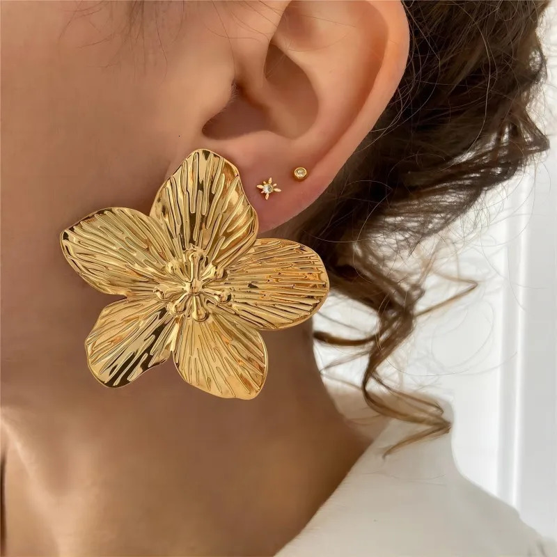 Cute Gold Plated Flower Stud Earrings for Women Exquisite Piercing Earrings Woman Fashion Jewelry 2025 Accessories 250708