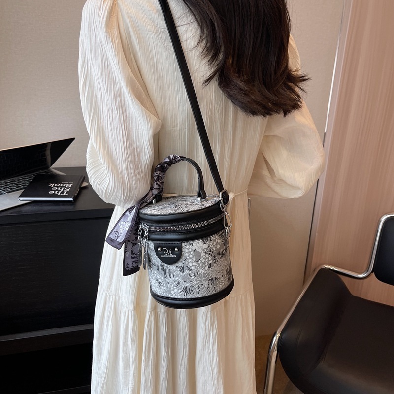 Luxury Brand Designer Bag Cross-Border Wholesale Fashion Casual Niche Texture Bucket Bag 2024 New Women's Bag Trendy Versatile Internet Celebrity