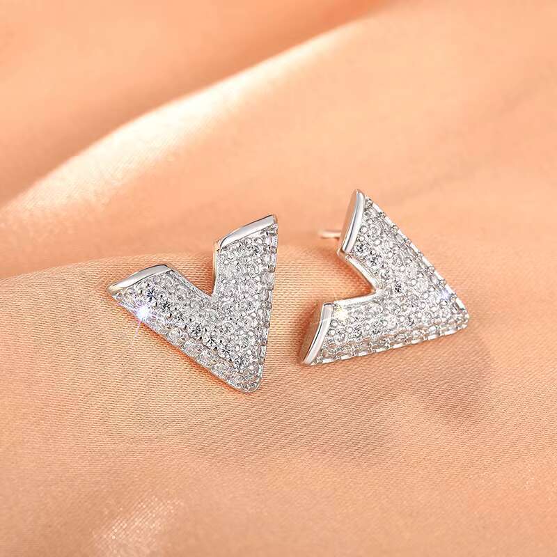Wholesale Dainty V Shaped Design Sparkling Cubic Zirconia Earrings for Women Wedding Silver/Gold Plated Stud Earrings