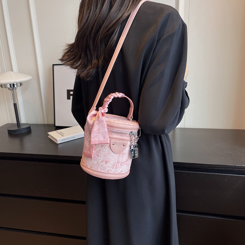 Luxury Brand Designer Bag Cross-Border Wholesale Fashion Casual Niche Texture Bucket Bag 2024 New Women's Bag Trendy Versatile Internet Celebrity