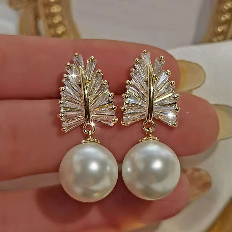Elegant Gold Plated Round Freshwater Pearl Jewelry Women Leaf Shaped Cubic Zirconia Shiny Diamond Pendant Earrings