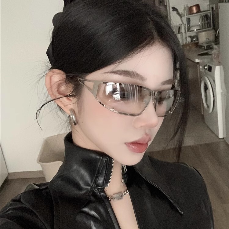 The Designer's Luxurious Eye Technology Style Sunglasses, Eye-protecting Bicycle Glasses, Women's Silver Y2K Diamond Inlaid Retro Hot Girl G