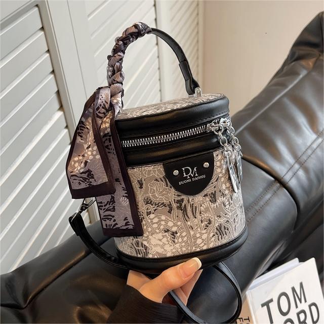 Luxury Brand Designer Bag Cross-Border Wholesale Fashion Casual Niche Texture Bucket Bag 2024 New Women's Bag Trendy Versatile Internet Celebrity