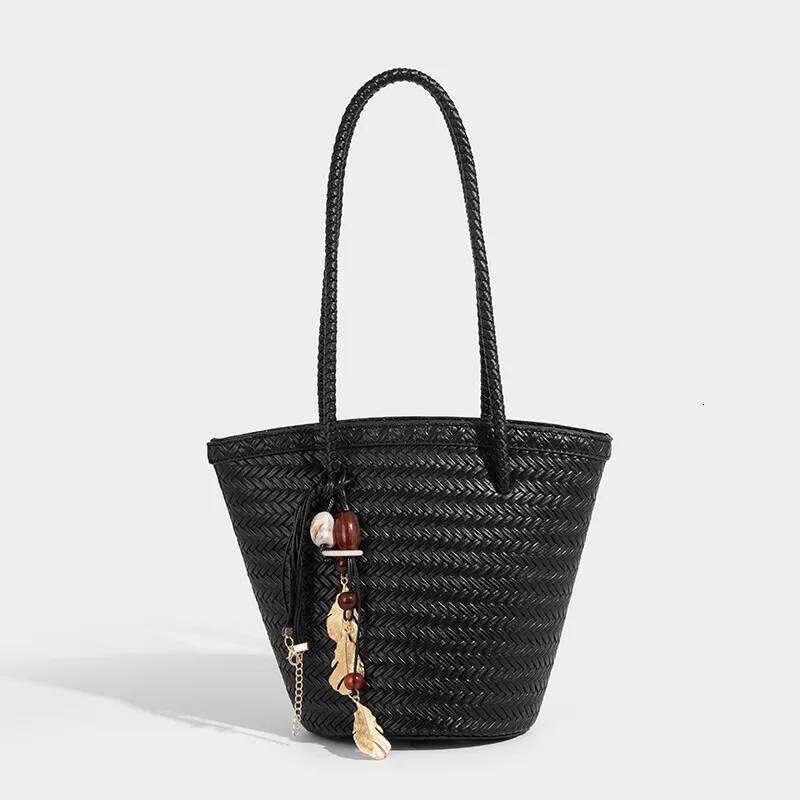 French Hand-Woven Bucket 2025 New Leather Handbag Vintage Vacation Beach Fashionable Ladies Shoulder Bag