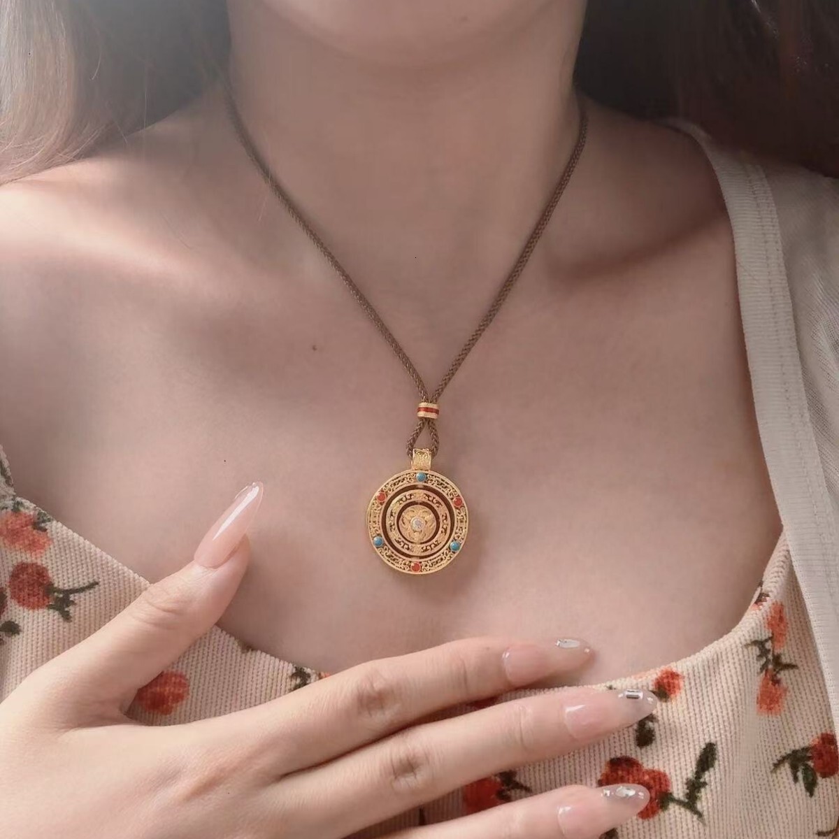 Luxury Jewelry Designer Jewelry Tiktok Hot-selling Wei Xue Same Style Gold-plated Ancient Inlaid Red Green Fortune In Front Of Eyes Rotatable Round Pe