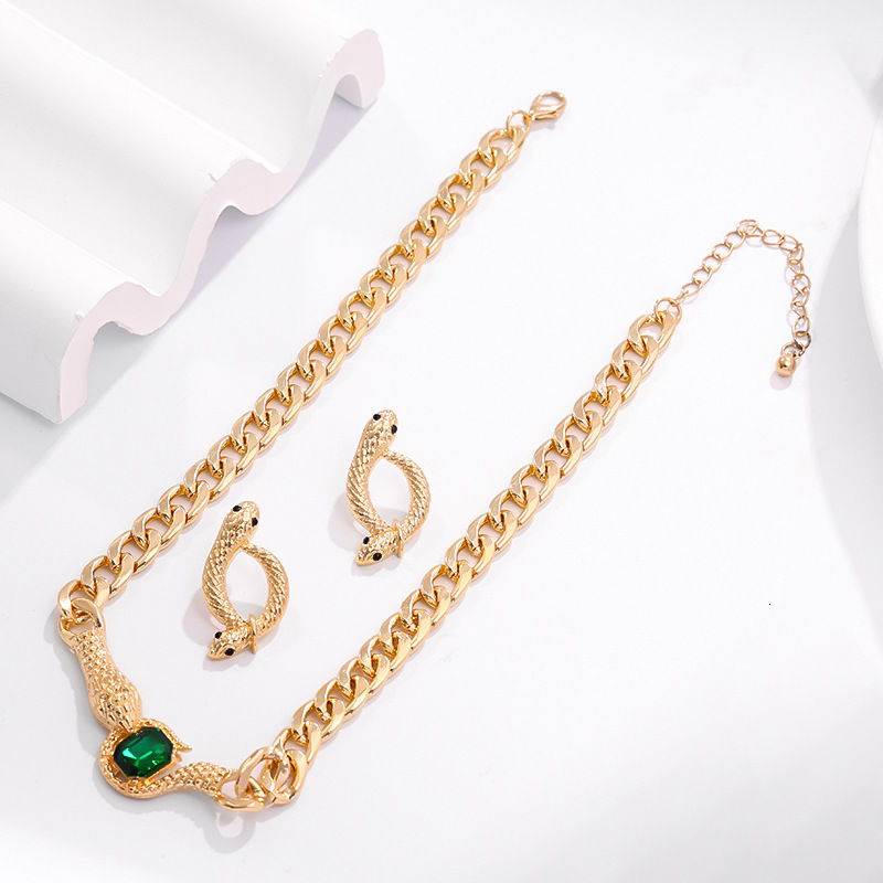 Luxury Jewelry Designer Jewelry European And American Fashion Retro Middle Eastern Exaggerated Thick Chain Metal Snake Head Green Gemstone Necklace
