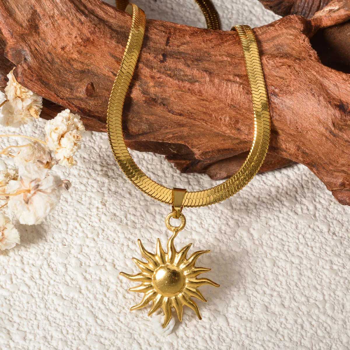 Stainless Steel Golden Fashion Sun Pendant Necklace For Women Girl New Concise Solar Neck Chain Jewelry Gift for Anniversary W250712