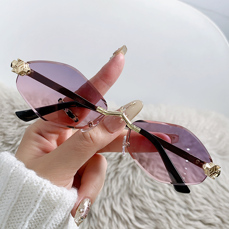 Designer's luxury glasses 2025 New European and American Trendy Personality Frameless Diamond-Shaped Sunscreen Sunglasses Leopard Head Decoration