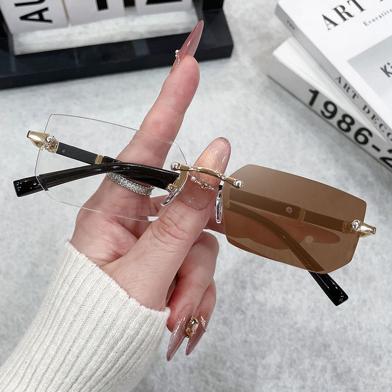 Designer Luxury Eyewear: New Frameless Fashion Color-changing Glasses. Trendy And Cutting-edge Color-changing Without Prescription, Frameless Photochr