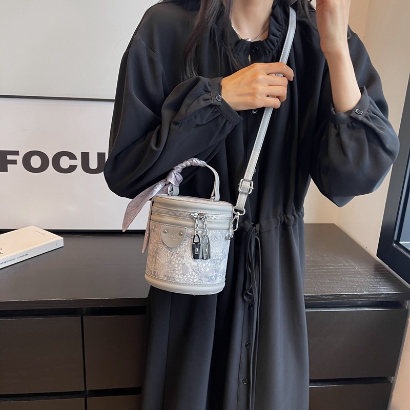 Luxury Brand Designer Bag Cross-Border Wholesale Fashion Casual Niche Texture Bucket Bag 2024 New Women's Bag Trendy Versatile Internet Celebrity