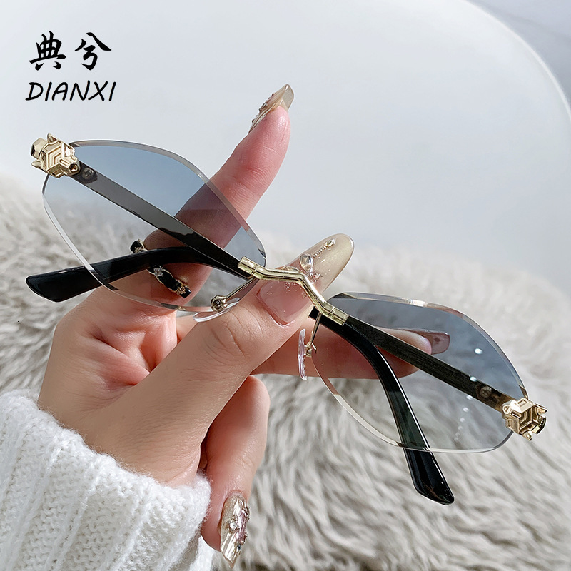 Designer's luxury glasses 2025 New European and American Trendy Personality Frameless Diamond-Shaped Sunscreen Sunglasses Leopard Head Decoration
