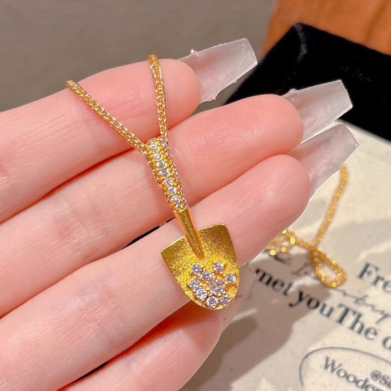 Luxury Jewelry Designer Jewelry Gold Spade Necklace Light Luxury Gold High-end Design Pendant Niche Fashion Commuting Versatile Collarbone Chain Whole