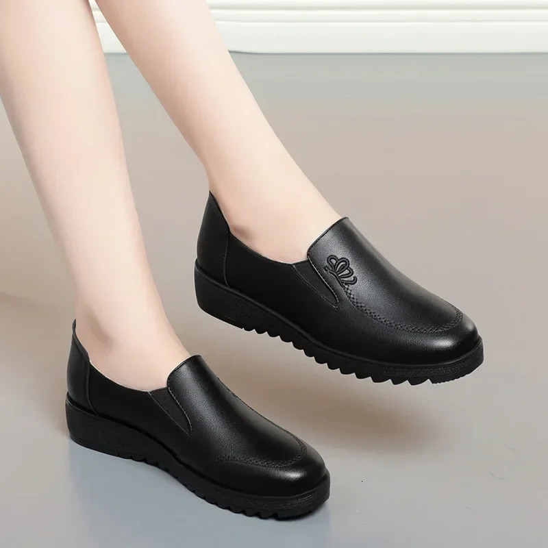 3cm Comfortable Breathable Slip on Soft Leather Loafers Spring 2025 Shallow Mouth Flats Shoes Women Driving Moccasins for Mom 250707