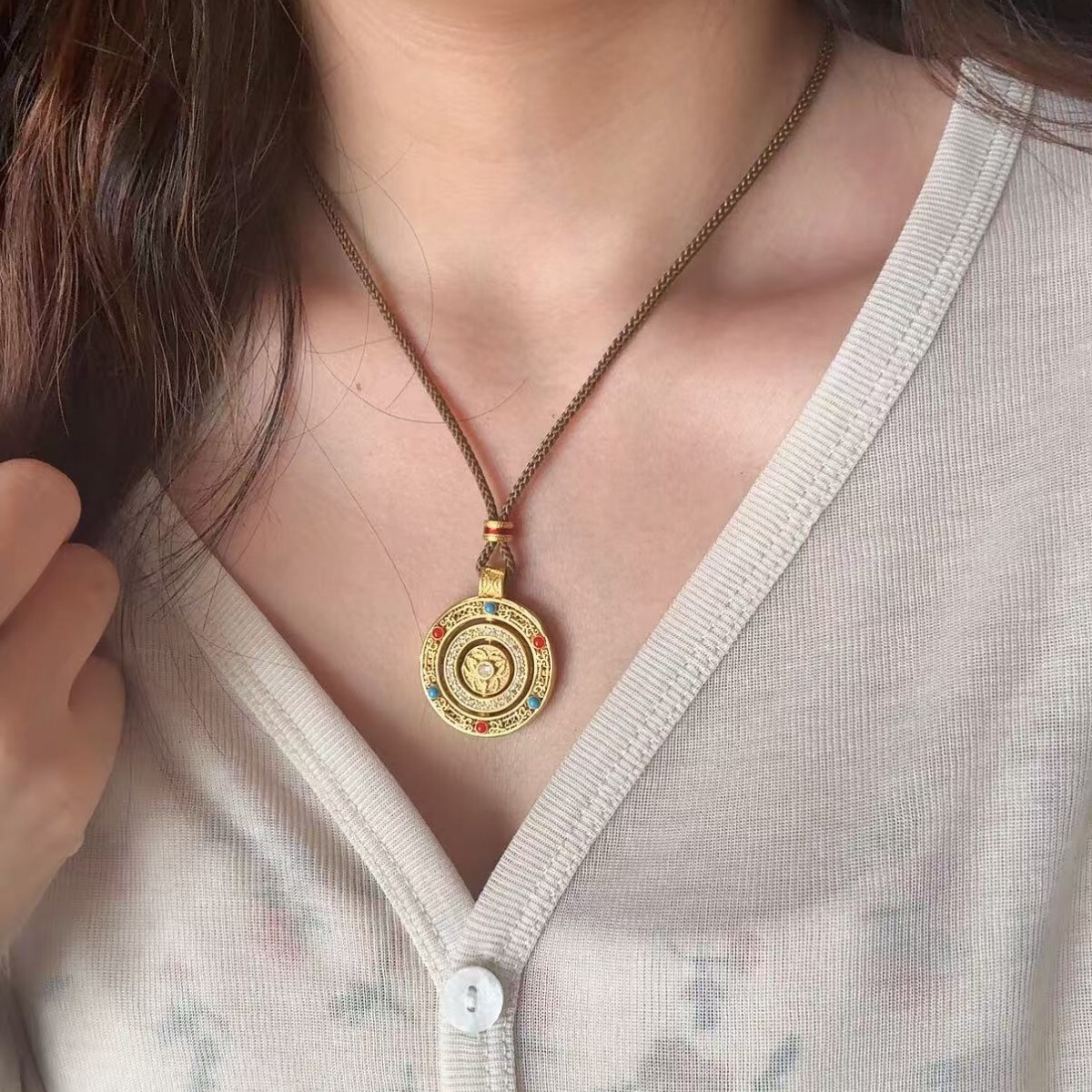 Luxury Jewelry Designer Jewelry Tiktok Hot-selling Wei Xue Same Style Gold-plated Ancient Inlaid Red Green Fortune In Front Of Eyes Rotatable Round Pe