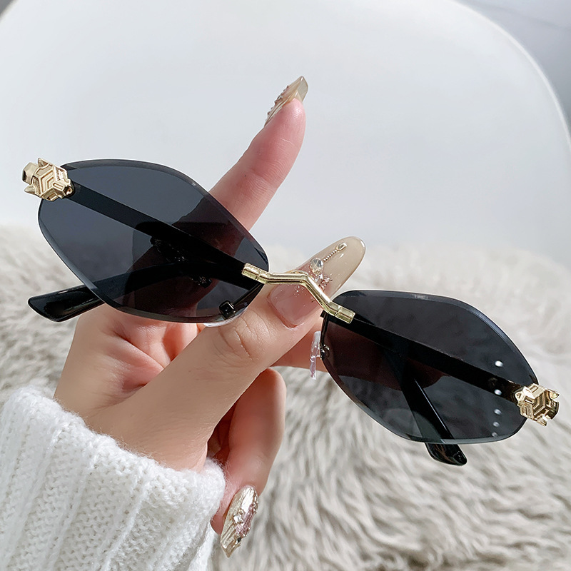 Designer's luxury glasses 2025 New European and American Trendy Personality Frameless Diamond-Shaped Sunscreen Sunglasses Leopard Head Decoration