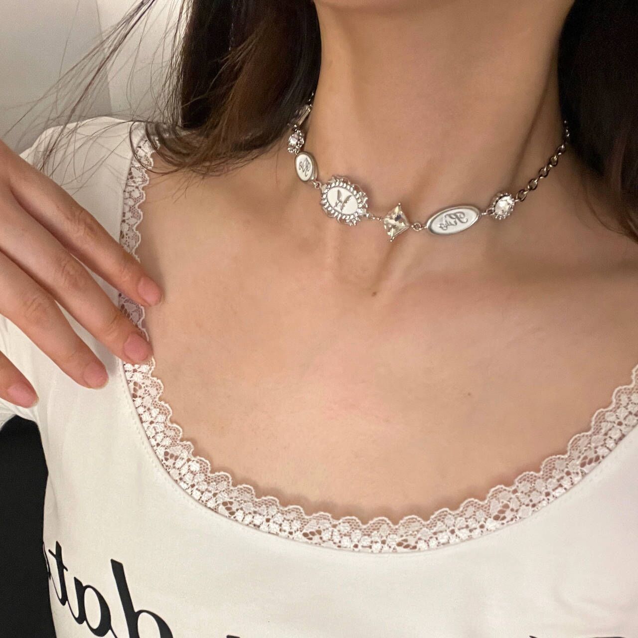 Luxury Jewelry Designer Jewelry Y2K Sweet Cool Minimalist Style Chain Embossed Butterfly Stamp Sparkling Diamond Splicing Necklace Ins Retro Water Dro