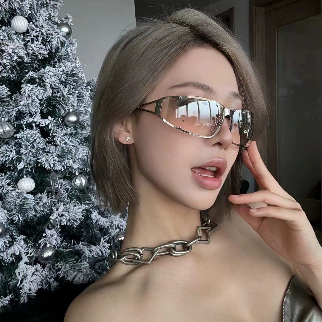 The Designer's Luxurious Eye Technology Style Sunglasses, Eye-protecting Bicycle Glasses, Women's Silver Y2K Diamond Inlaid Retro Hot Girl G