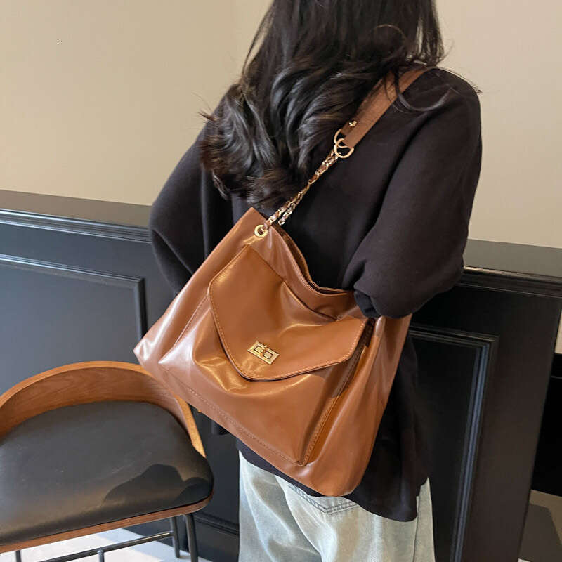 Large Capacity for Women 2025 Winter New Casual Chain Shoulder Crossbody Simple Commuting Tote Bag