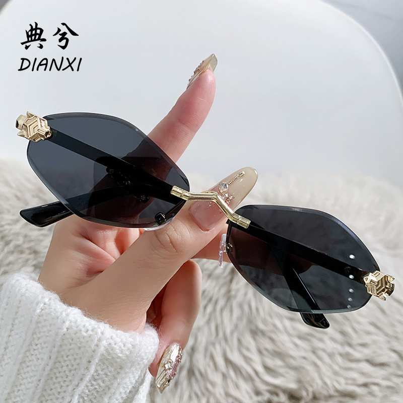 Designer's luxury glasses 2025 New European and American Trendy Personality Frameless Diamond-Shaped Sunscreen Sunglasses Leopard Head Decoration