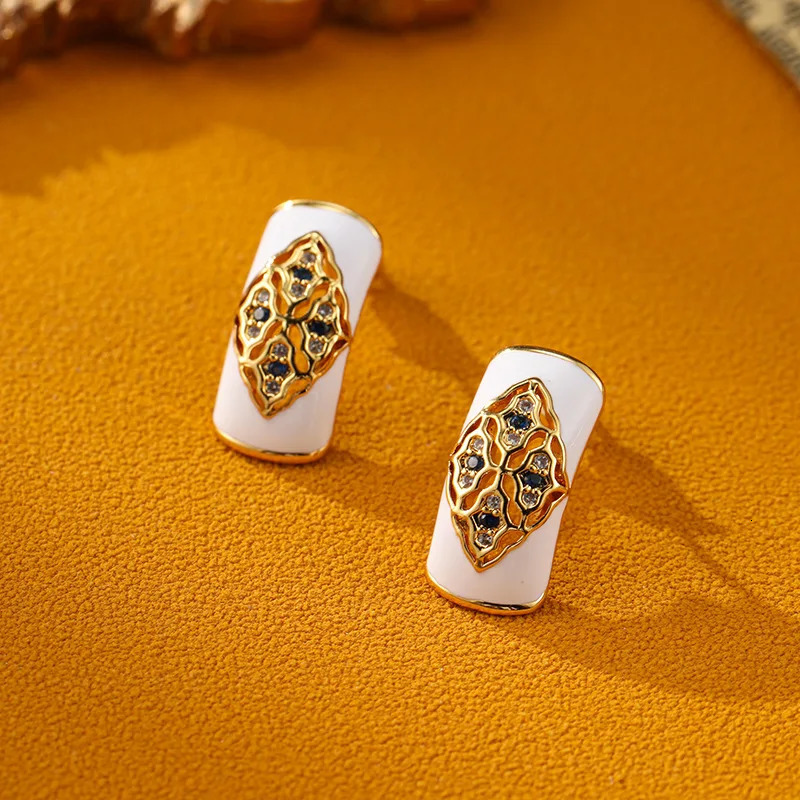 SUYU Jewelry Summer Retro Geometry White Drip Glazed Earrings For Womens Light Fashion Earrings Fashion Jewelry 250711