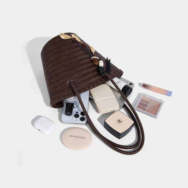 French Hand-Woven Bucket 2025 New Leather Handbag Vintage Vacation Beach Fashionable Ladies Shoulder Bag