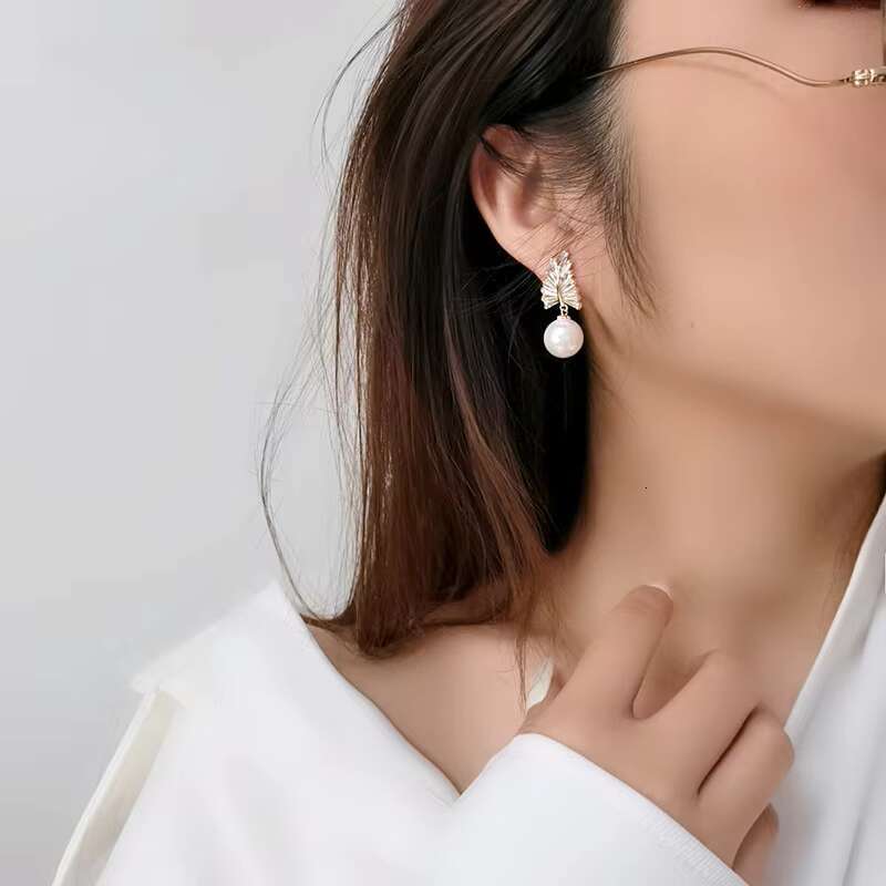 Elegant Gold Plated Round Freshwater Pearl Jewelry Women Leaf Shaped Cubic Zirconia Shiny Diamond Pendant Earrings