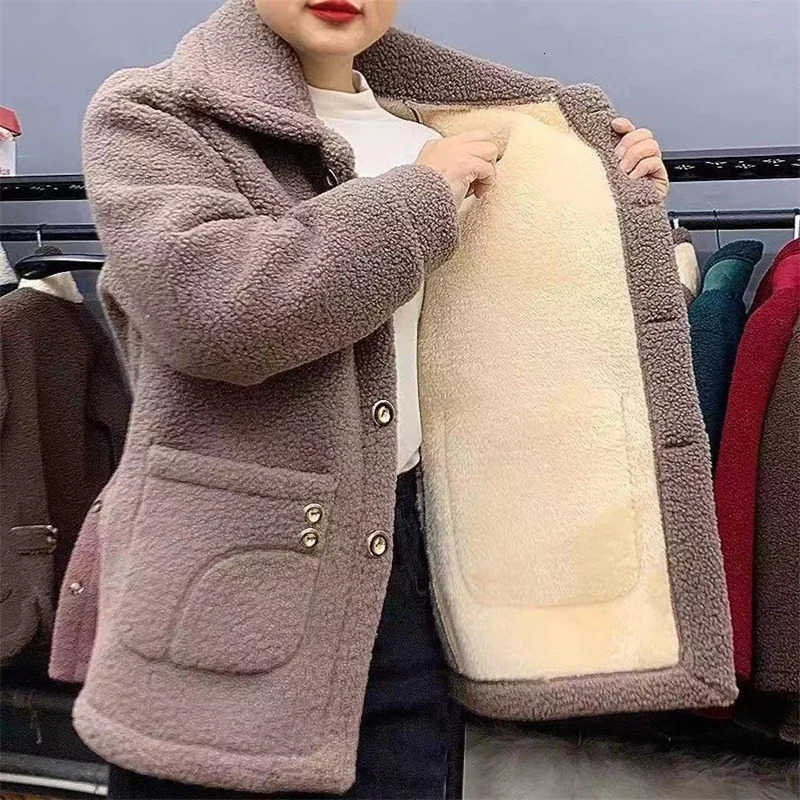 Winter Thick Fleece Single Breasted Lamb Fur Womens Coat Mom Wear Lapel Pocket Fur Warm Casual Jacket Female 250708
