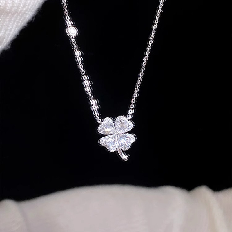 Luxury Jewelry Designer Jewelry Lucky Four-leaf Clover Necklace For Women, Light Luxury, Niche, High-end Feel, Sparkling Zircon Flower Pendant, Clavic