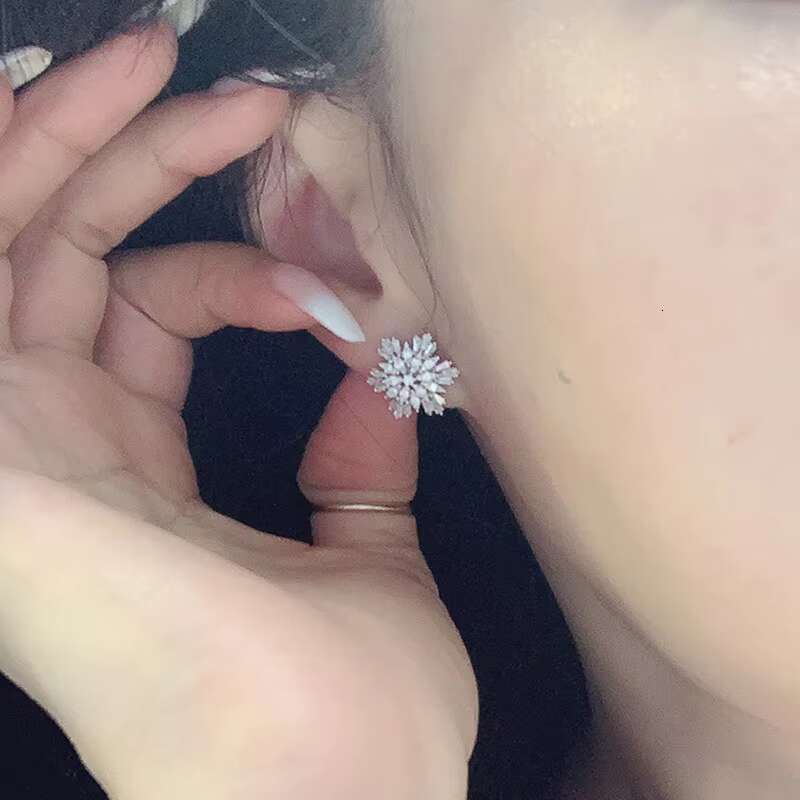 Delicate Female Big White Stone Stud Earrings Winter Cluster Snowflake Style Zircon Stone Flower Ladies Bridal Earrings
