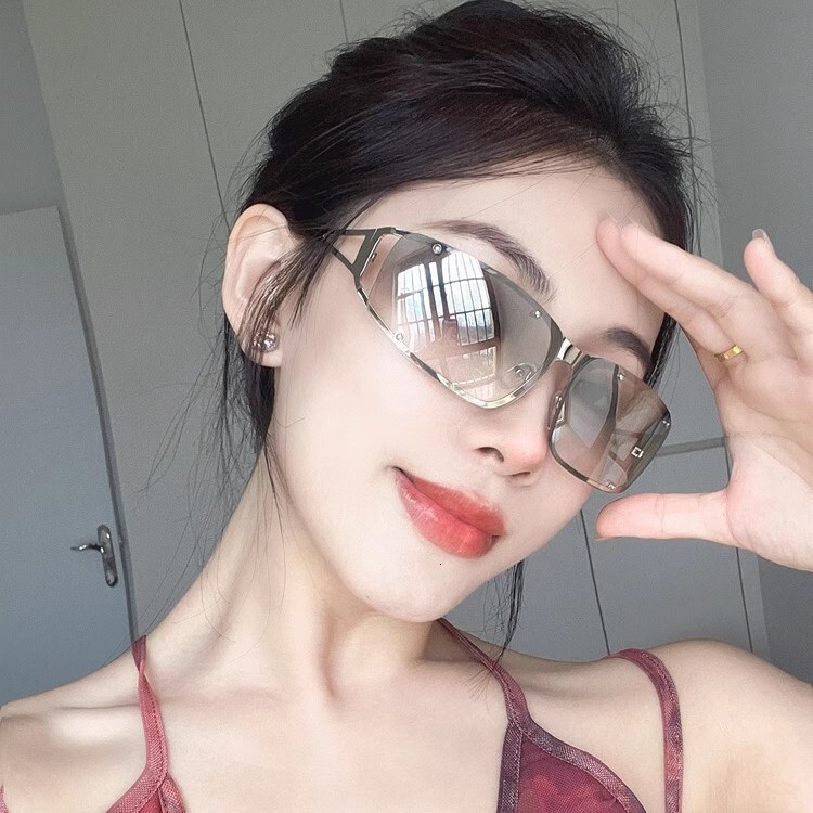 The Designer's Luxurious Eye Technology Style Sunglasses, Eye-protecting Bicycle Glasses, Women's Silver Y2K Diamond Inlaid Retro Hot Girl G