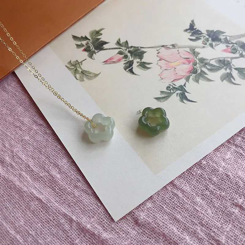 Summer Fashion Jade Plum Bloss Necklace For Women Vintage Pendant Clavicle Chain Pendant Birthday Party Wedding Gift W250712