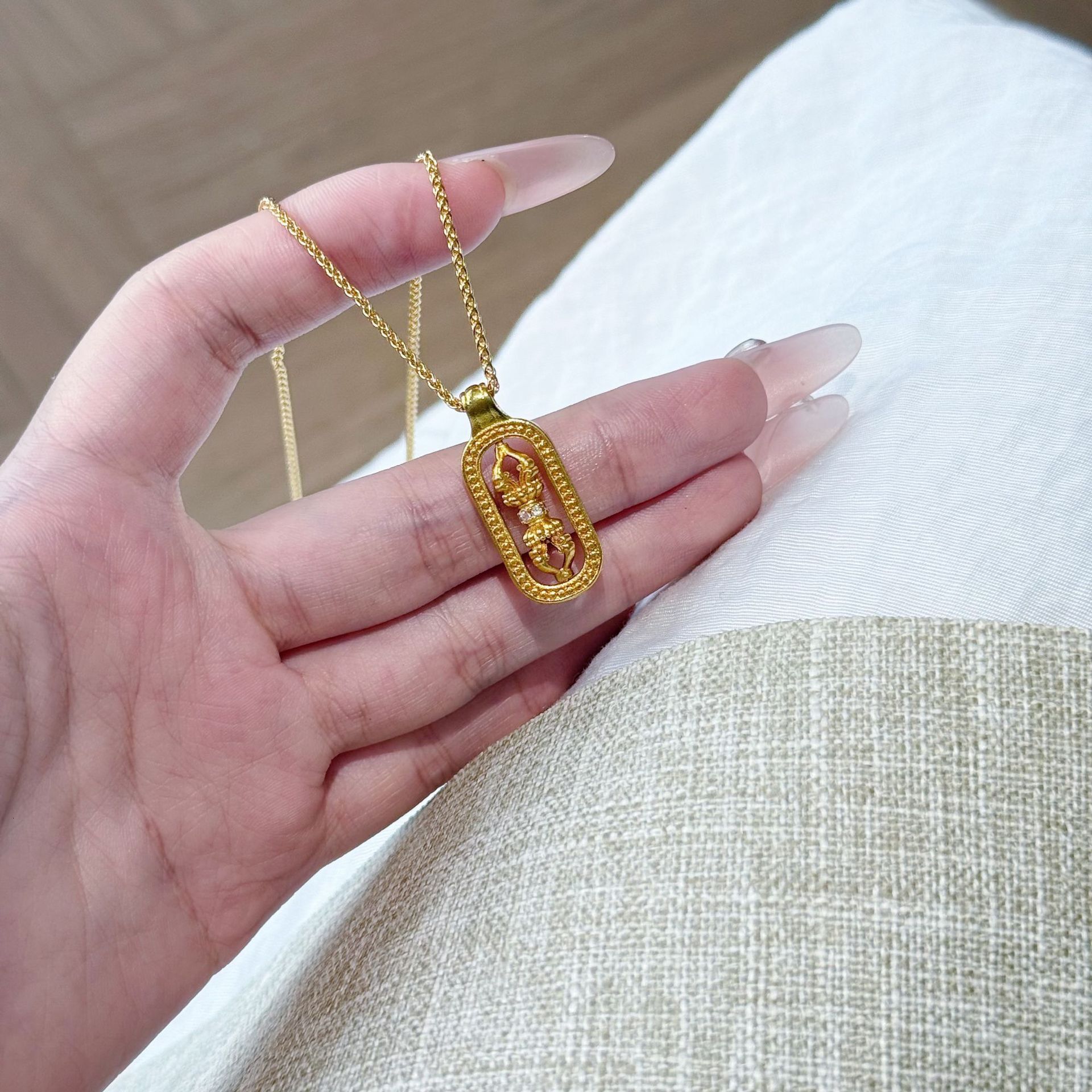 Luxury Jewelry Designer Jewelry High Color Retention Ancient Gold Plated Rotatable Vajra Necklace For Women Pendant Wei Xue Same Style Inlaid Diamond 