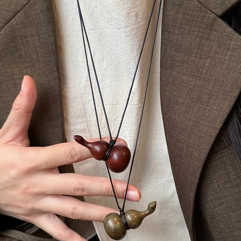 Luxury Jewelry Designer Jewelry Ins Minimalist Style Wooden Wine Pot Necklace Design Sense Long Neck Chain Vintage Versatile Sweater Chain For Women