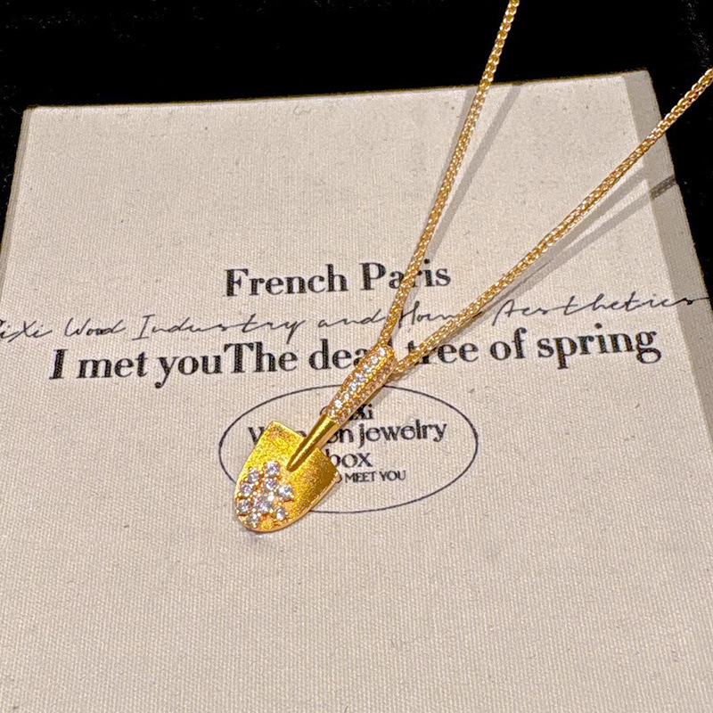 Luxury Jewelry Designer Jewelry Gold Spade Necklace Light Luxury Gold High-end Design Pendant Niche Fashion Commuting Versatile Collarbone Chain Whole
