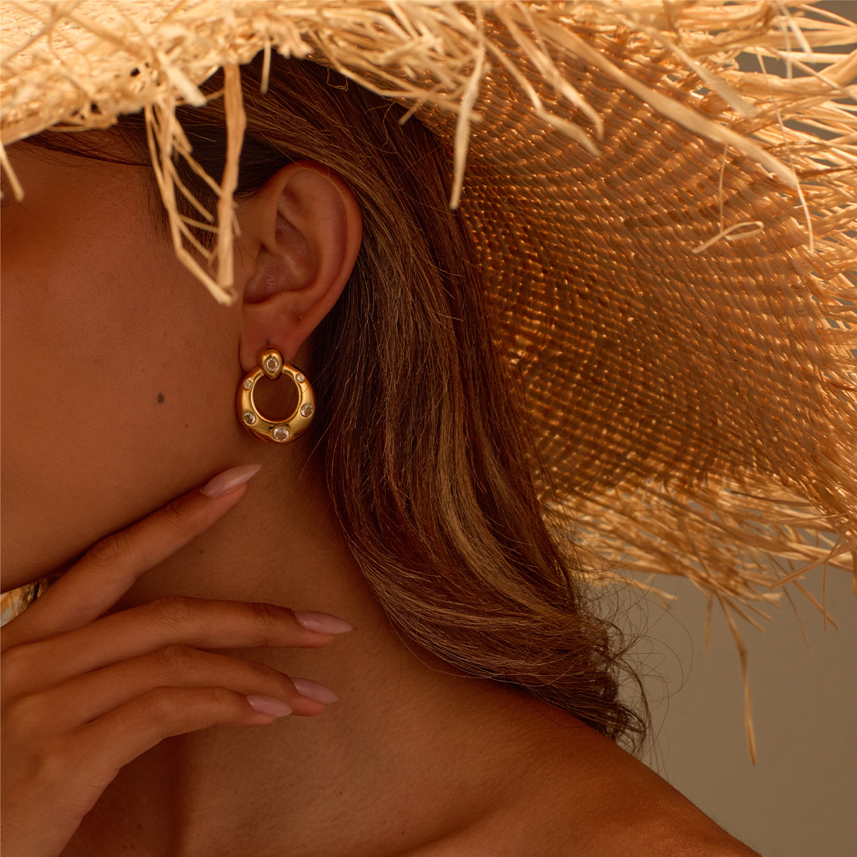European and American Retro inspired Stainless Steel Earrings Inlaid with Cubic Zirconia Creative and High end Ear Jewelry