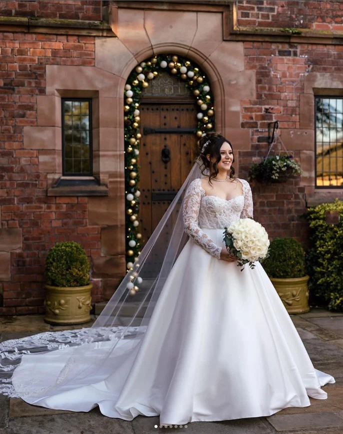 Princess A-Line Wedding Dresses Lace Long Sleeves Open Back Chapel Bridal Gowns Beaded White Satin Classic British Bride Dress Custom made