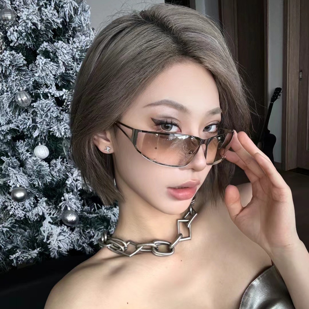 The Designer's Luxurious Eye Technology Style Sunglasses, Eye-protecting Bicycle Glasses, Women's Silver Y2K Diamond Inlaid Retro Hot Girl G