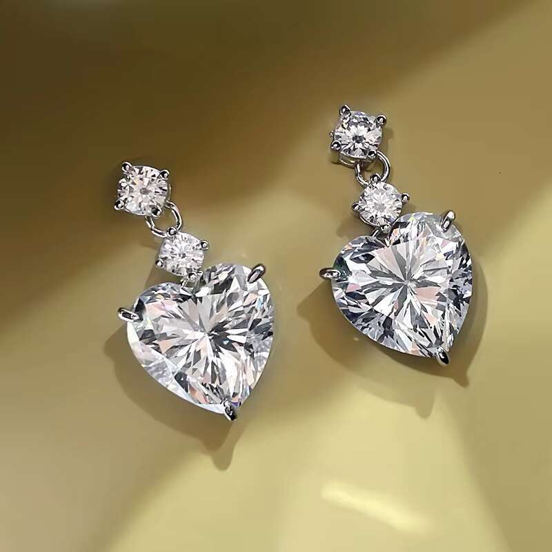 Luxury Sparkling Heart Shaped Crystal Earrings for Fashion Party Sweet Style Silver Plated Pendant Earrings for Women