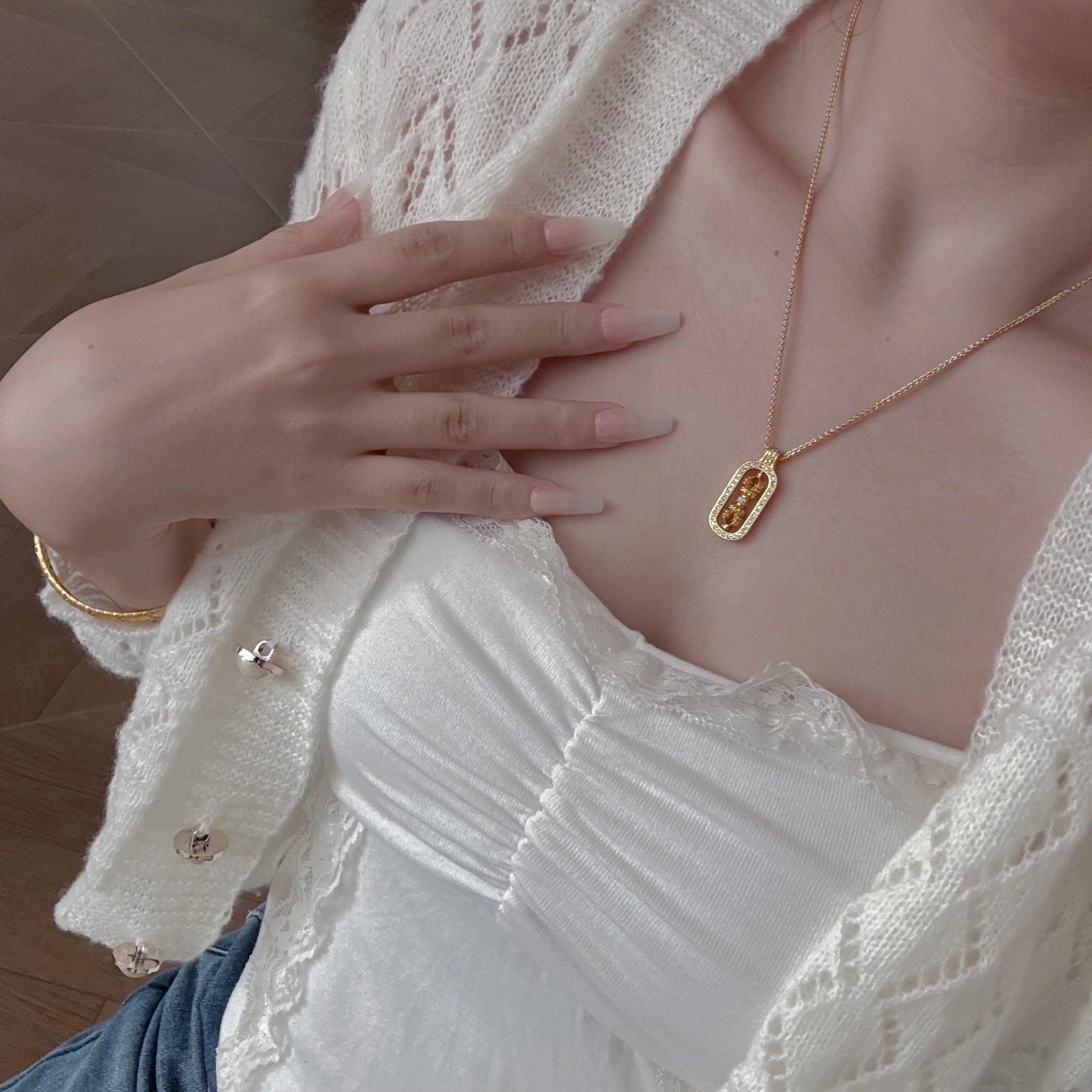 Luxury Jewelry Designer Jewelry High Color Retention Ancient Gold Plated Rotatable Vajra Necklace For Women Pendant Wei Xue Same Style Inlaid Diamond 