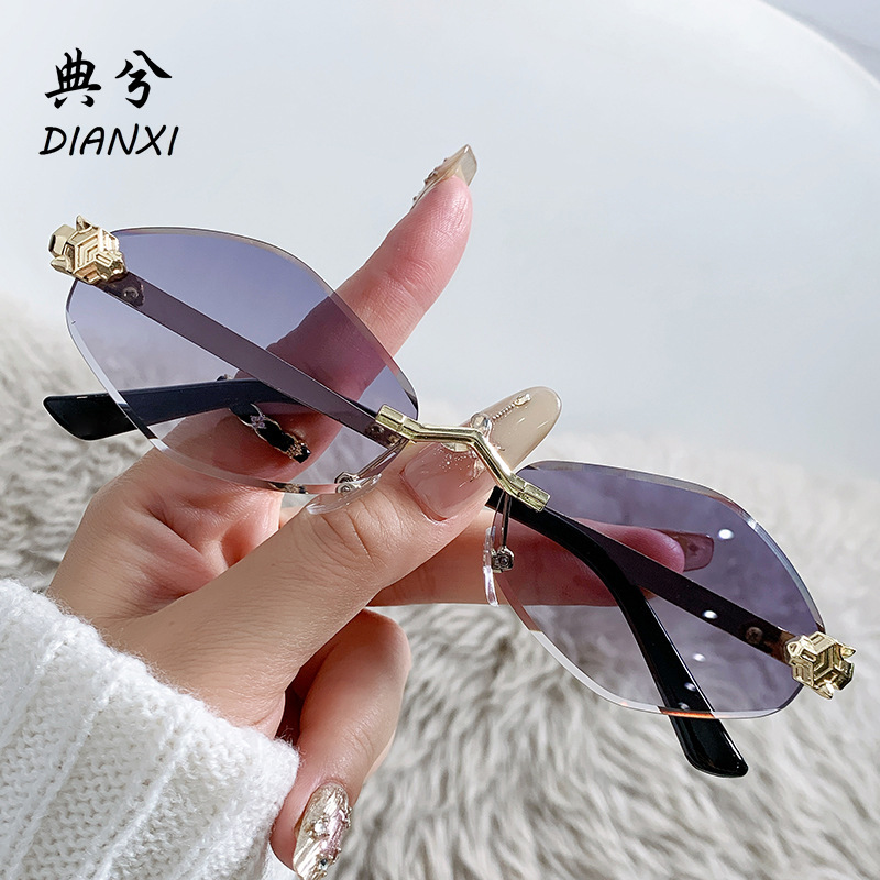 Designer's luxury glasses 2025 New European and American Trendy Personality Frameless Diamond-Shaped Sunscreen Sunglasses Leopard Head Decoration