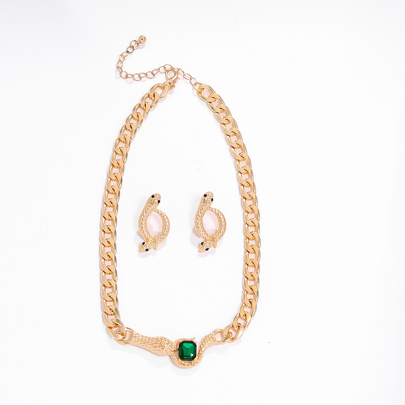 Luxury Jewelry Designer Jewelry European And American Fashion Retro Middle Eastern Exaggerated Thick Chain Metal Snake Head Green Gemstone Necklace
