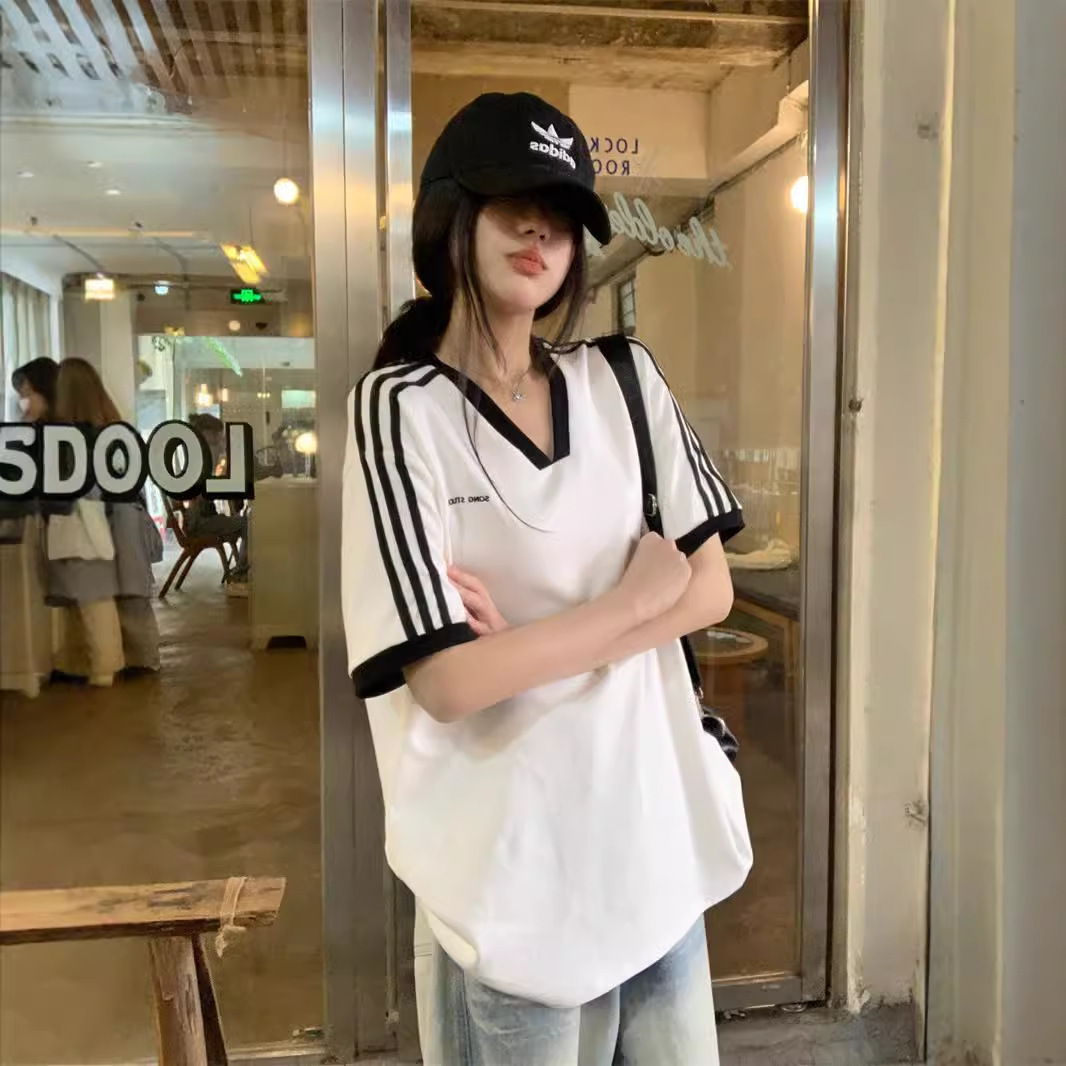 The design of the new women's top with a slit and waist exposed short sleeved design, slim fit shoulder round neck women's top designer T-sh