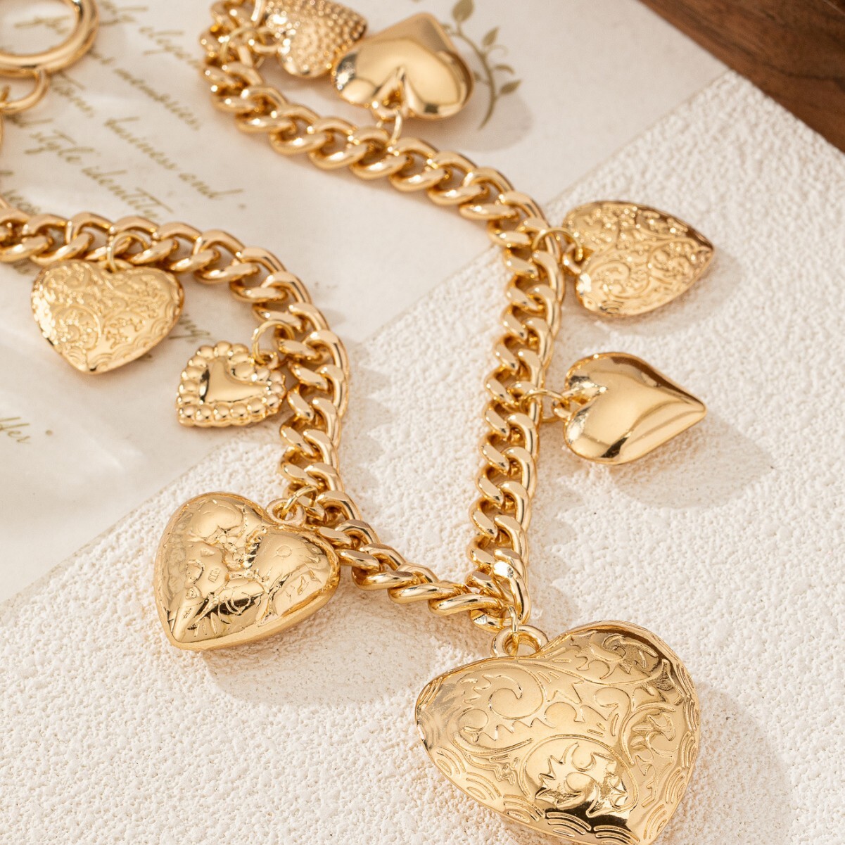 Luxury Jewelry Designer Jewelry European And American Cross-border Retro Fashion Heart Pendant Necklace Niche Design Luxurious Temperament Trendy Neck