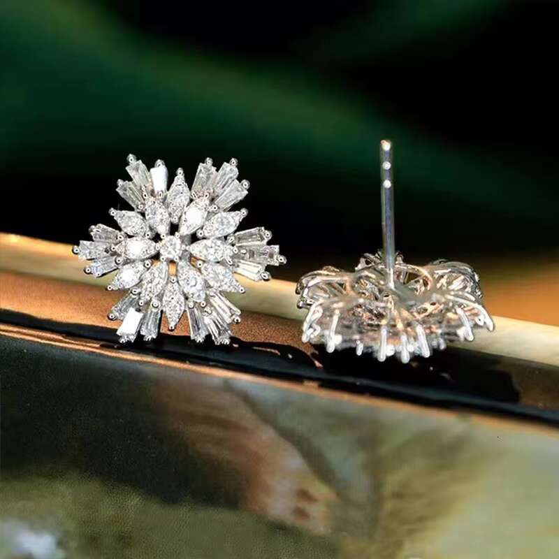 Delicate Female Big White Stone Stud Earrings Winter Cluster Snowflake Style Zircon Stone Flower Ladies Bridal Earrings
